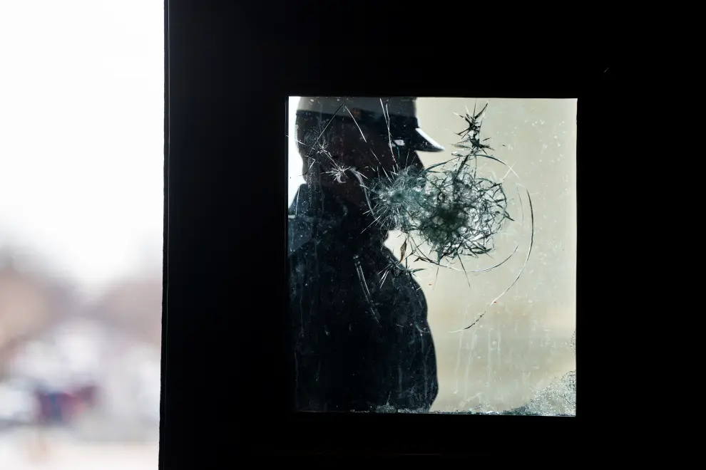 White House Marine sentries rehearse the arrival of President-elect Joe Biden next to a window smashed during an incursion into the U.S. Capitol, in Washington, U.S., January 18, 2021. Jim Lo Scalzo/Pool via REUTERS[[[REUTERS VOCENTO]]] USA-BIDEN/INAUGURATION