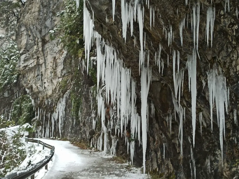 Cascadas heladas y nieve en Ordesa