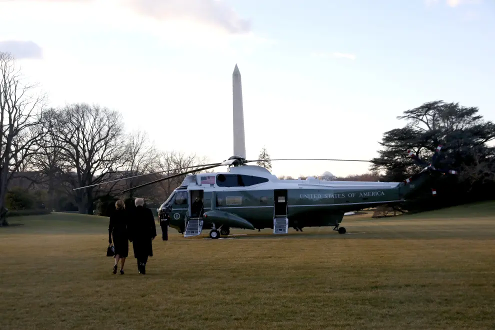 U.S. President Donald Trump and first lady Melania Trump depart the White House to board Marine One ahead of the inauguration of president-elect Joe Biden, in Washington, U.S., January 20, 2021. REUTERS/Leah Millis[[[REUTERS VOCENTO]]] USA-TRUMP/