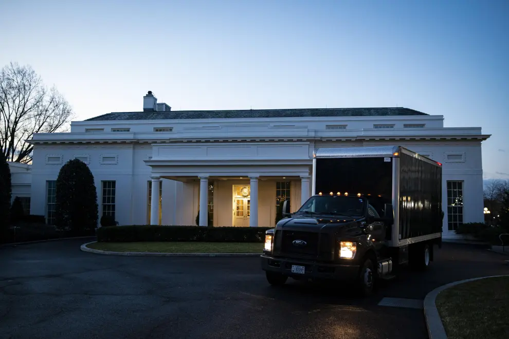 Washington (United States), 20/01/2021.- A moving truck departs outside of the West Wing of the White House at dawn in Washington, DC, USA, 20 January 2021, on the morning of the US Presidential inauguration. Joe Biden won the 03 November 2020 election to become the 46th President of the United States of America. (Estados Unidos) EFE/EPA/AL DRAGO / POOL VIA CNP US Presidential inauguration, Trump departure