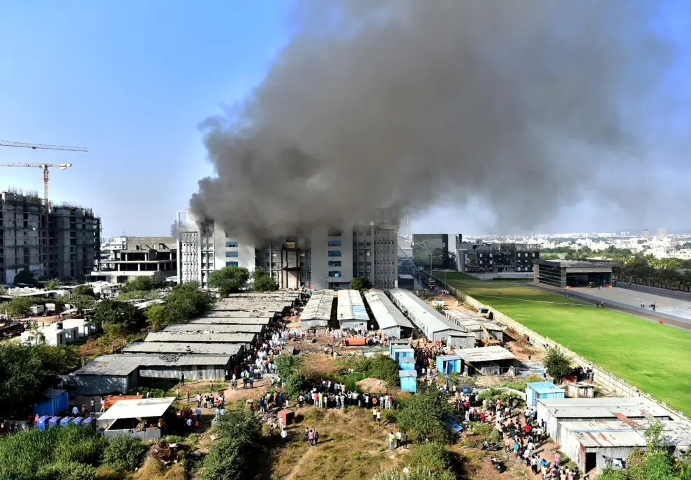 A smoke rises from fire at Serum Institute of India in Pune, India January 21, 2021. REUTERS/Stringer NO ARCHIVES. NO RESALES.[[[REUTERS VOCENTO]]] HEALTH-CORONAVIRUS/INDIA-SERUM