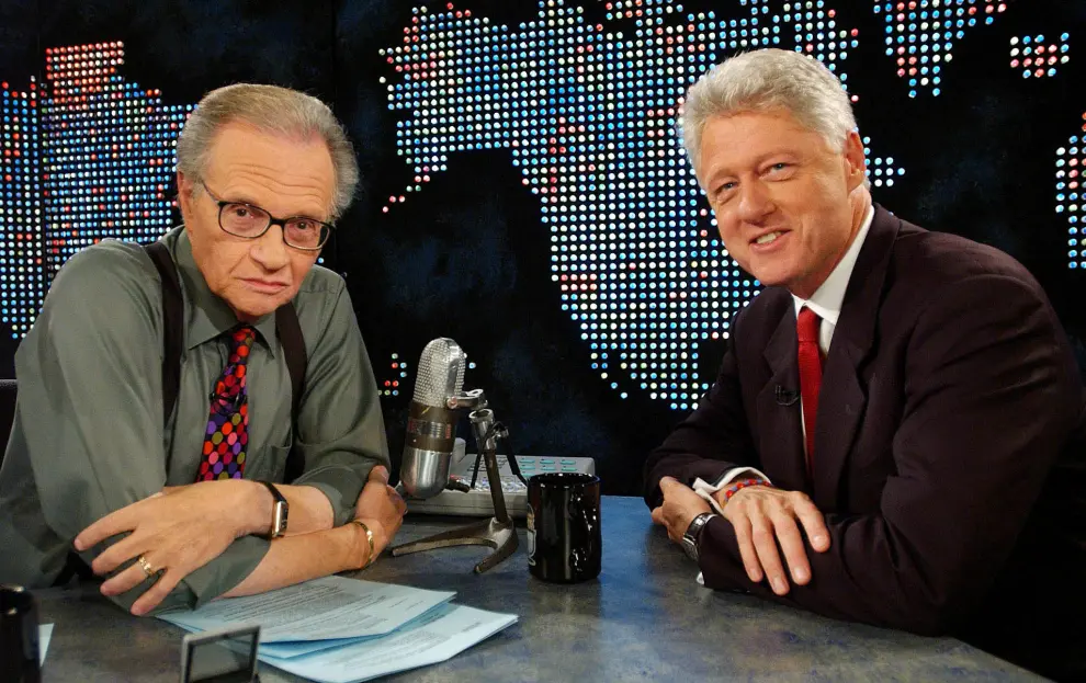 FILE PHOTO: Billionaire real estate developer Donald Trump (R) talks with host Larry King after taping a segment of King's CNN talk show, in New York, U.S., October 7, 1999. REUTERS/File Photo[[[REUTERS VOCENTO]]] PEOPLE-LARRY KING/