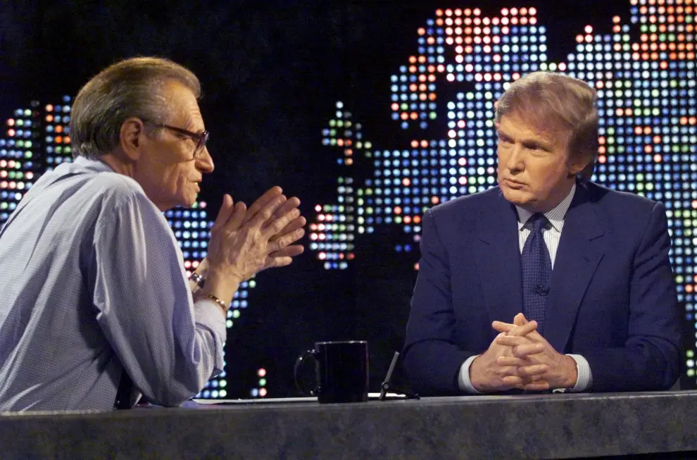 FILE PHOTO: Billionaire real estate developer Donald Trump (R) talks with host Larry King after taping a segment of King's CNN talk show, in New York, U.S., October 7, 1999. REUTERS/File Photo[[[REUTERS VOCENTO]]] PEOPLE-LARRY KING/