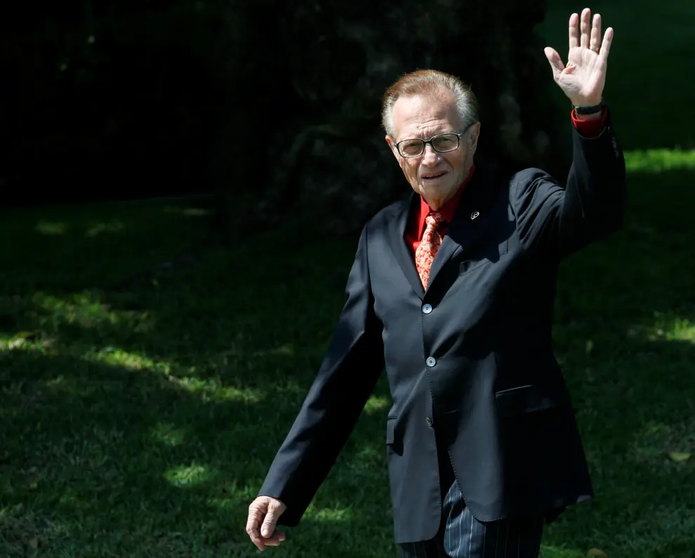 FILE PHOTO: Witness for the defense and talk show host, Larry King, arrives to testify for the defense during today's hearings in Michael Jackson's child molestation trial at the Santa Barbara County Courthouse in Santa Maria, California, U.S., May 19, 2005. REUTERS/Lucas Jackson/File Photo[[[REUTERS VOCENTO]]] PEOPLE-LARRY KING/