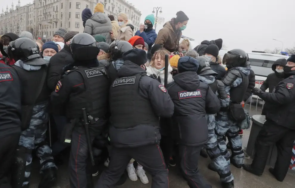 Policías rusos reprimen la protesta no autorizada promovida por Navalni contra Putin, este sábado en Moscú.