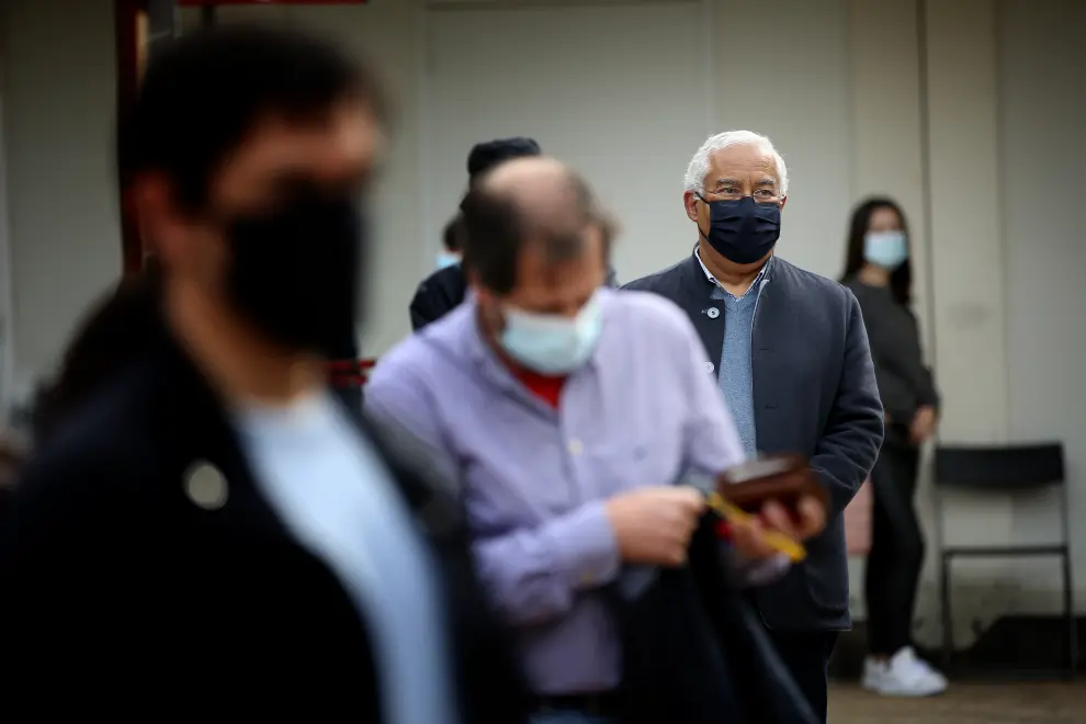 24 January 2021, Portugal, Lisbon: A man wears a protective mask as he casts his ballot at a polling station during the Portuguese Presidential Election. Photo: Pedro Fiuza/ZUMA Wire/dpa..24/01/2021 ONLY FOR USE IN SPAIN[[[EP]]] 24 January 2021, Portugal, Lisbon: A man wears a protective mask as he casts his ballot at a polling station during the Portuguese Presidential Election. Photo: Pedro Fiuza/ZUMA Wire/dpa