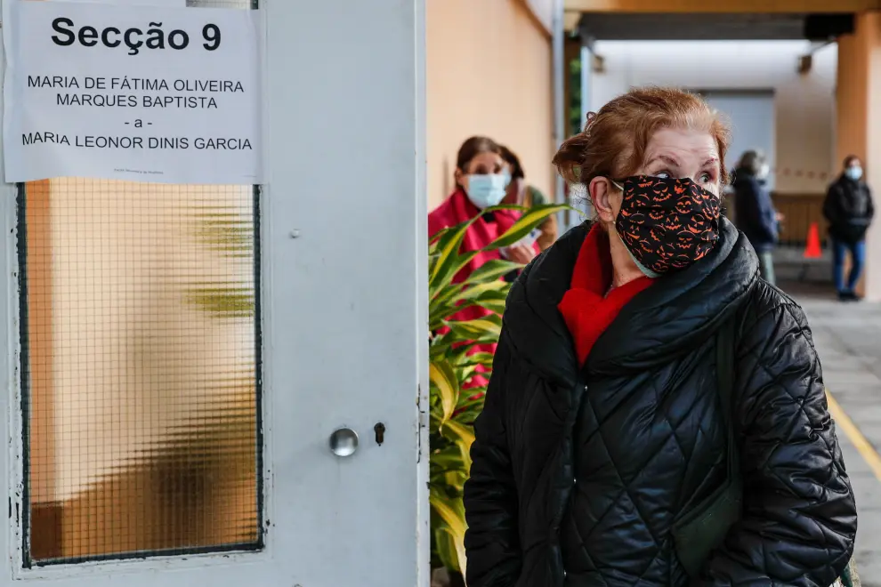 24 January 2021, Portugal, Lisbon: Portuguese Prime Minister Antonio Costa wearing a protective mask waits to cast his vote at a polling station during the Portuguese Presidential Election. Photo: Pedro Fiuza/ZUMA Wire/dpa..24/01/2021 ONLY FOR USE IN SPAIN[[[EP]]] 24 January 2021, Portugal, Lisbon: Portuguese Prime Minister Antonio Costa wearing a protective mask waits to cast his vote at a polling station during the Portuguese Presidential Election. Photo: Pedro Fiuza/ZUMA Wire/dpa