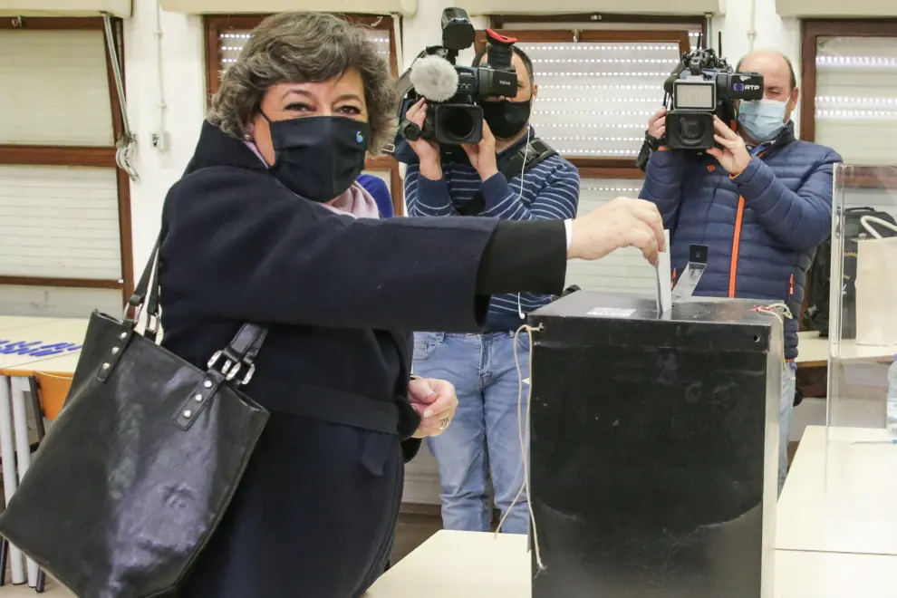 Celorico De Basto (Portugal), 24/01/2021.- Portuguese President and presidential candidate Marcelo Rebelo de Sousa, casts his vote in Celorico de Basto, northern Portugal, 24 January 2021. According to reports, COVID-19 fatalities in Portugal, which now stand over 10,000, could play a major role in low voter turnout in the 2021 presidential elections. Portugal is currently under a second national lockdown, to quell the widespread of COVID-19. (Elecciones, Estados Unidos) EFE/EPA/HUGO DELGADO Presidential elections in Portugal