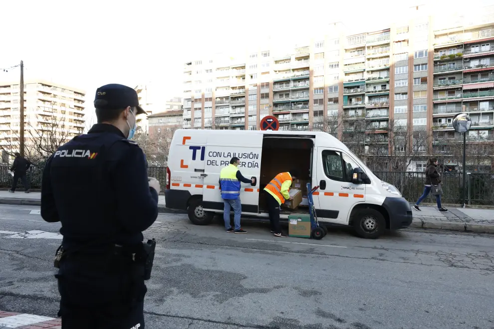 Las cajas con las vacunas se transportan custodiadas por la Policía Nacional, hasta la Clínica Quirón de Zaragoza