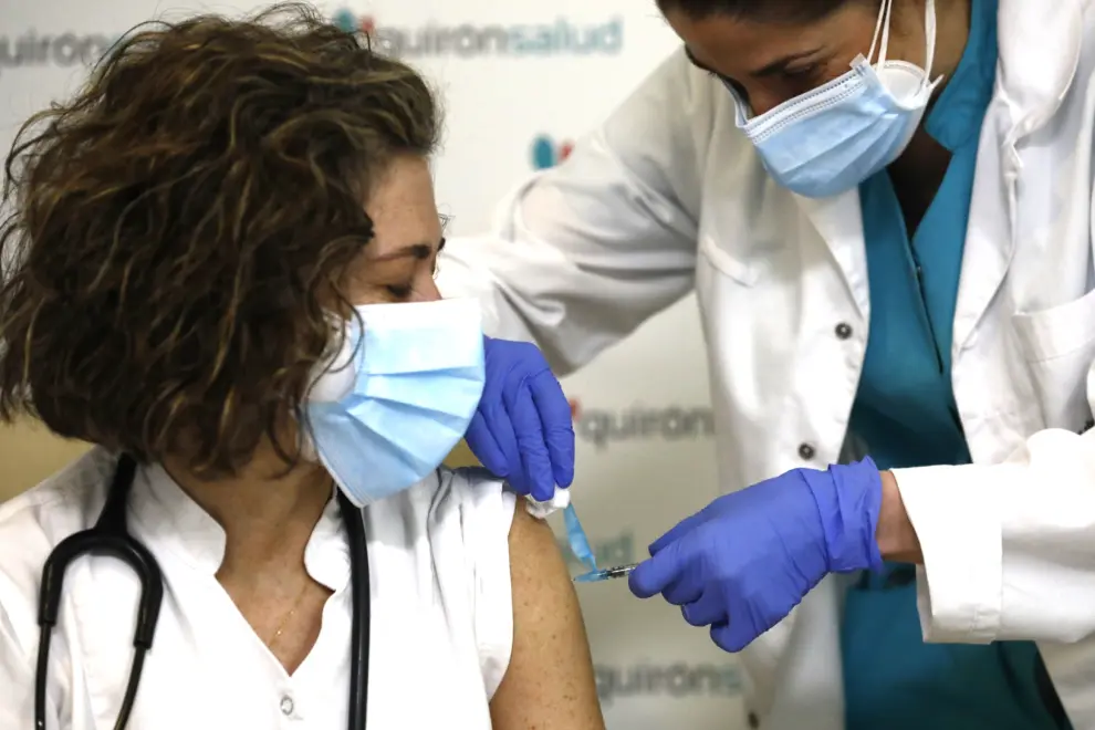 Llegada de las vacunas Pfizer a la Cínica Quirónsalud de Zaragoza