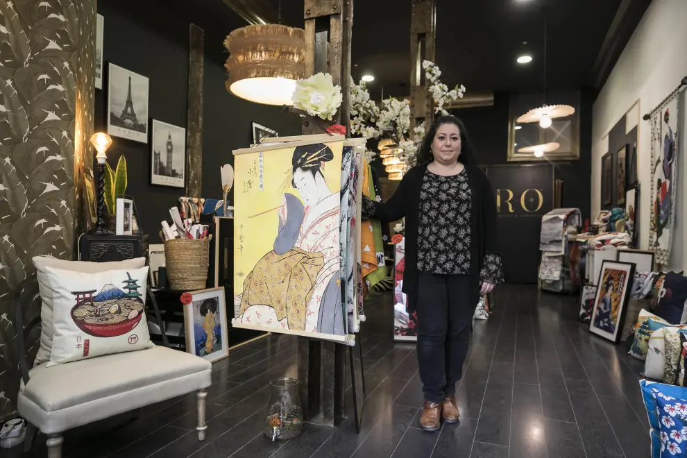 Rebeca Olmo, propietaria de Ro Travel, que ahora también es una tienda de souvenirs del mundo.