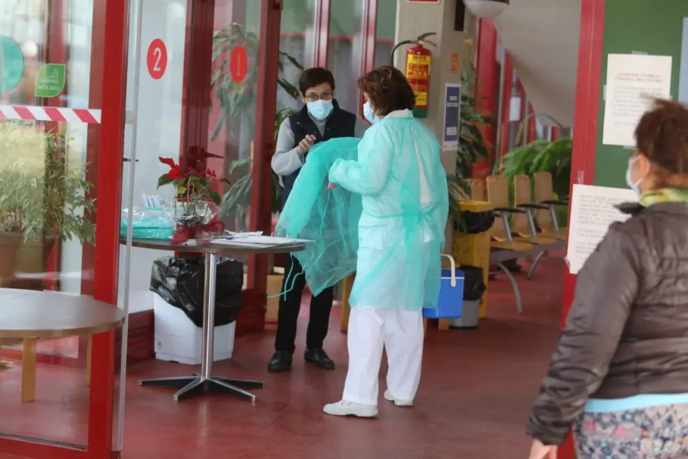 Un total de 82 residentes y 49 trabajadores de la residencia Ciudad de Huesca, dependiente del IASS, han recibido este martes la segunda dosis de la vacuna.