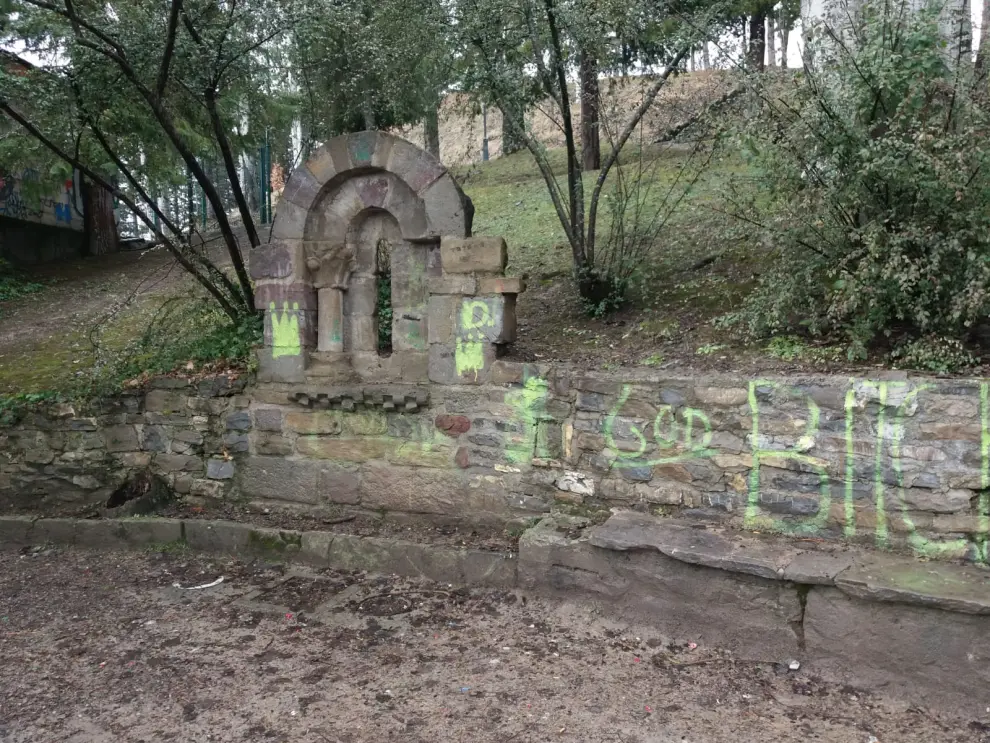 Vandalismo en las ruinas del Castillo de Guarga, en Sabiñánigo