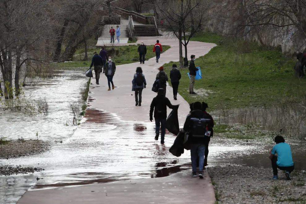 Más de un centenar de personas acuden a la convocatoria ciudadana para limpiar la ribera del Ebro.