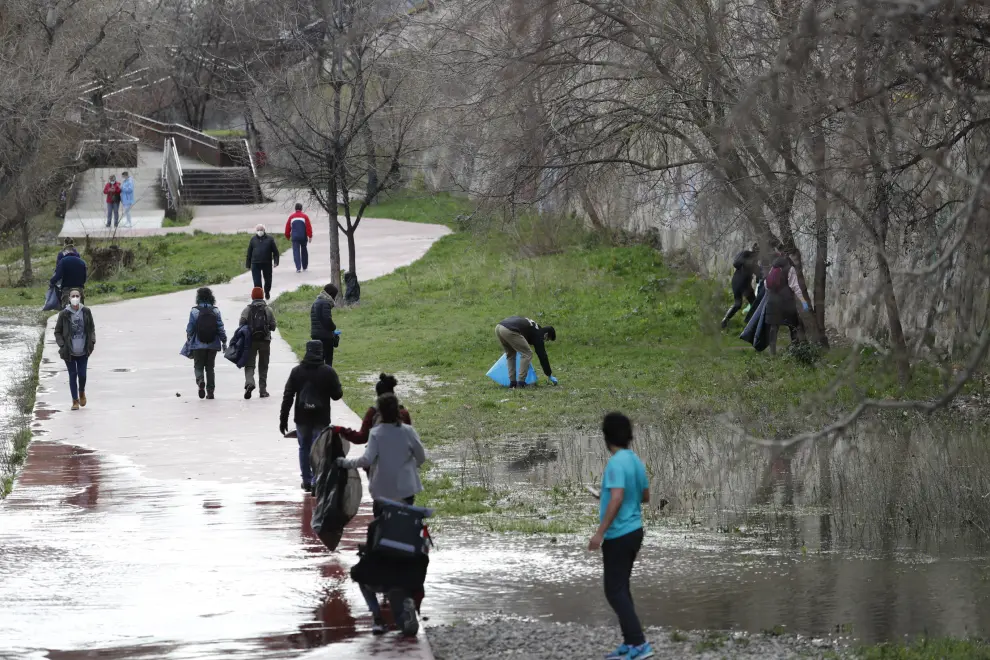 Más de un centenar de personas acuden a la convocatoria ciudadana para limpiar la ribera del Ebro.