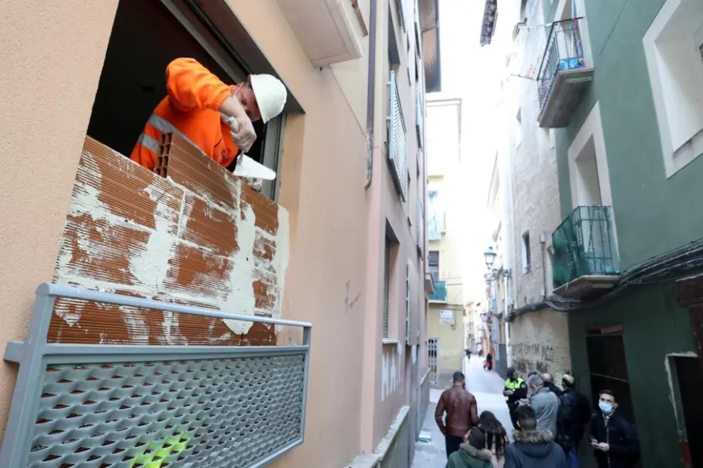Urbanismo comienza a tapiar los accesos al edificio de la calle Cerezo en el que se incendió una casa okupa este domingo.