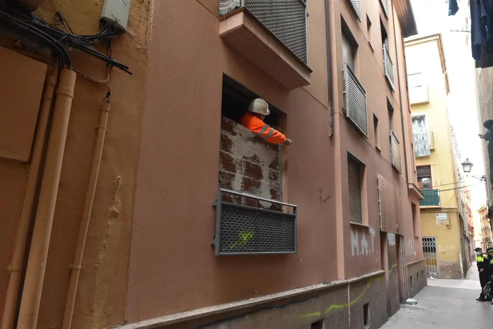 Urbanismo tapia los accesos al edificio de la calle de Cerezo en el que se incendió una casa okupa.