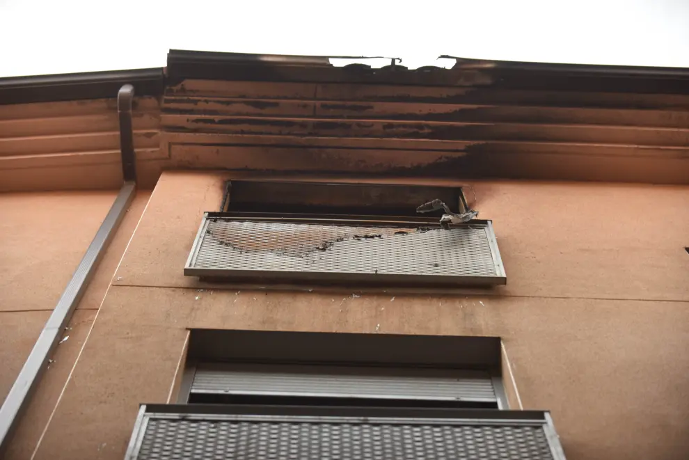 Urbanismo tapia los accesos al edificio de la calle de Cerezo en el que se incendió una casa okupa.