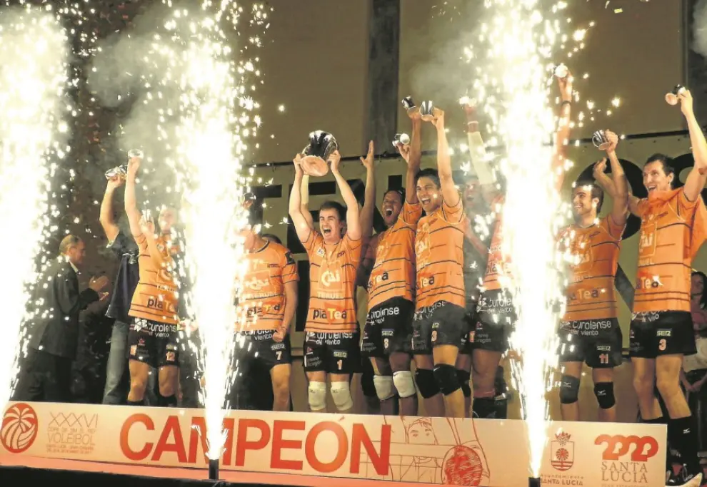Celebración del CV Teruel de su primera Copa del Rey conquistada en 2011 tras derrotar al Unicaja Almería (1-3)