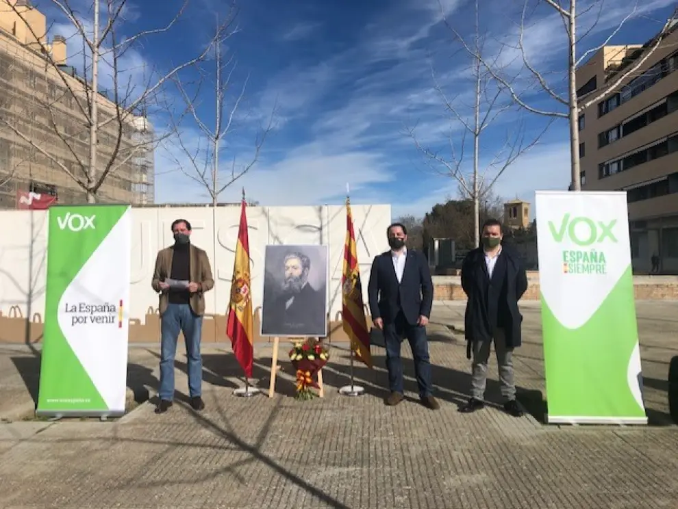 Representantes de Vox en los homenajes a Costa en Huesca y Monzón.