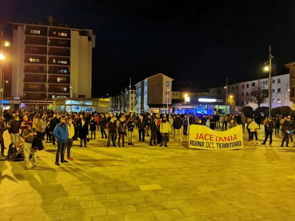 Centenares de personas han protestado en Jaca, Biescas, Aínsa y Castejón de Sos contra las "abusivas medidas" de la DGA.