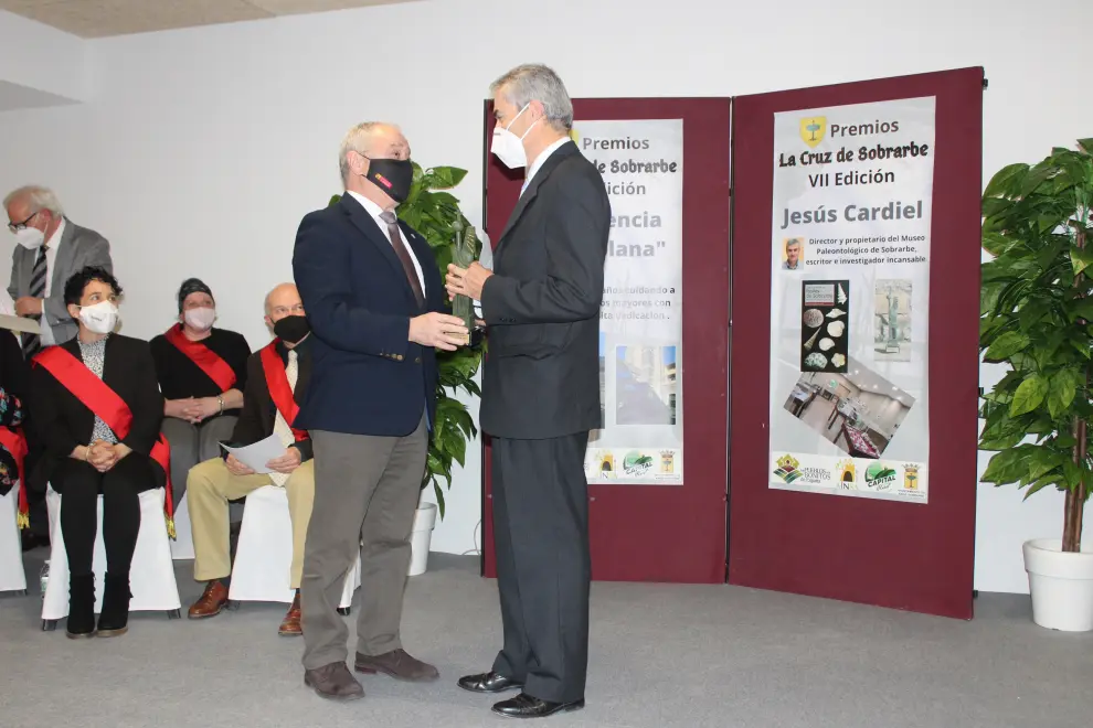 La residencia comarcal La Solana de Aínsa y al director del Museo Paleontológico, Jesús Cardiel, han recibido los premios Cruz de Sobrarbe 2021.rde en el Centro Cultural de Aínsa.