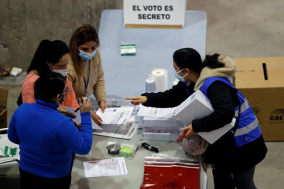 Ciudadanos ecuatorianos votan en las elecciones generales de su país en el palacio de cristal de la Casa de Campo en Madrid.