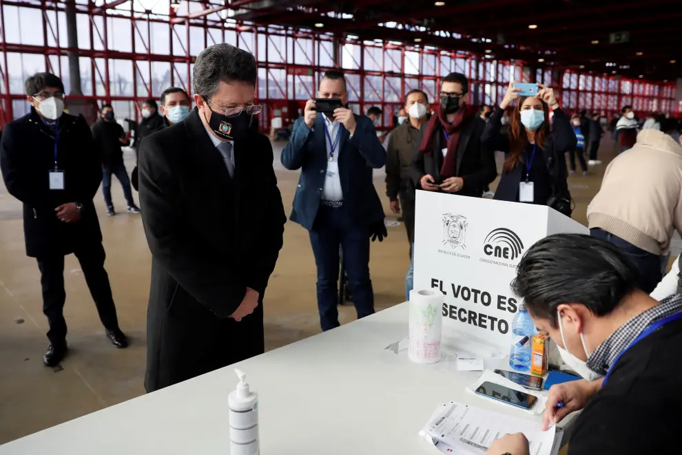 Ciudadanos ecuatorianos votan en las elecciones generales de su país en el palacio de cristal de la Casa de Campo en Madrid.