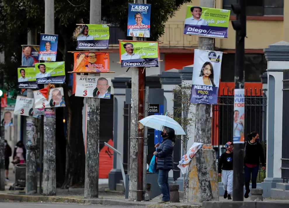 People stand in line to cast their votes outside a polling station during the presidential election, in Guayaquil, Ecuador February 7, 2021. REUTERS/Maria Fernanda Landin NO RESALES. NO ARCHIVES[[[REUTERS VOCENTO]]] ECUADOR-ELECTION/