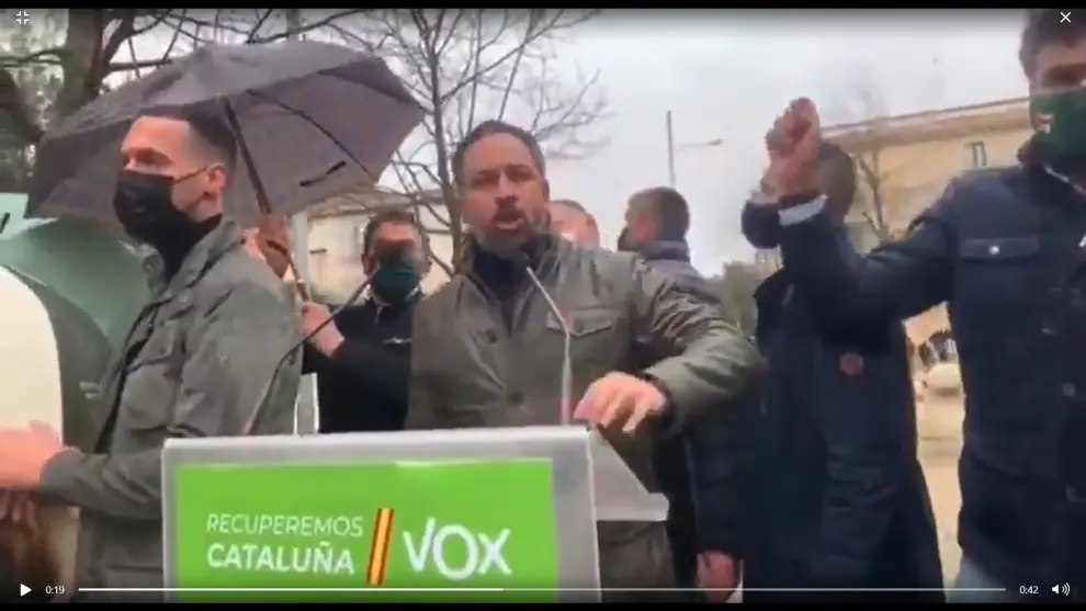 Lanzan objetos contra Abascal (Vox) durante un acto de campaña en Salt (Gerona).