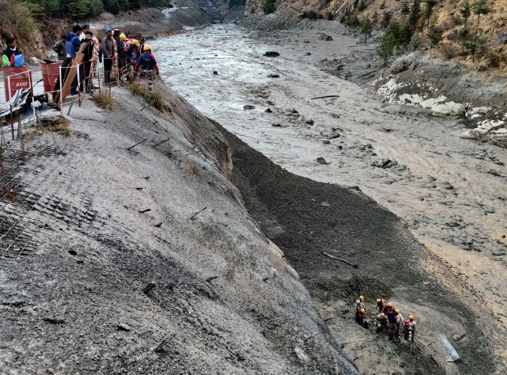 Members of Indo-Tibetan Border Police (ITBP) tend to people rescued after a Himalayan glacier broke and swept away a small hydroelectric dam, in Chormi village in Tapovan in the northern state of Uttarakhand, India, February 7, 2021. REUTERS/Stringer NO ARCHIVES. NO RESALES.[[[REUTERS VOCENTO]]] INDIA-DISASTER/