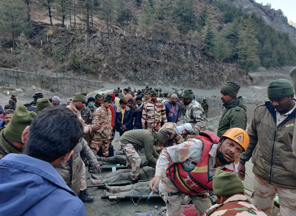 Chomoli (India), 07/02/2021.- A handout photo made available by the State Disaster Response Force shows rescue operation near the Dhauliganga hydro power project at Reni village in Chamoli district, Uttrakhand, India, 07 February 2021. Over 100 people are feared dead after part of the Nanda Devi glacier broke off causing massive floods in the Tapovan area of Uttarakhand's Chamoli district. (Inundaciones) EFE/EPA/STATE DISASTER RESPONSE FORCE / HANDOUT HANDOUT EDITORIAL USE ONLY/NO SALES Rescue operation near the Dhauliganga hydro power project after the Nanda Devi glacier broke off causing a massive floods