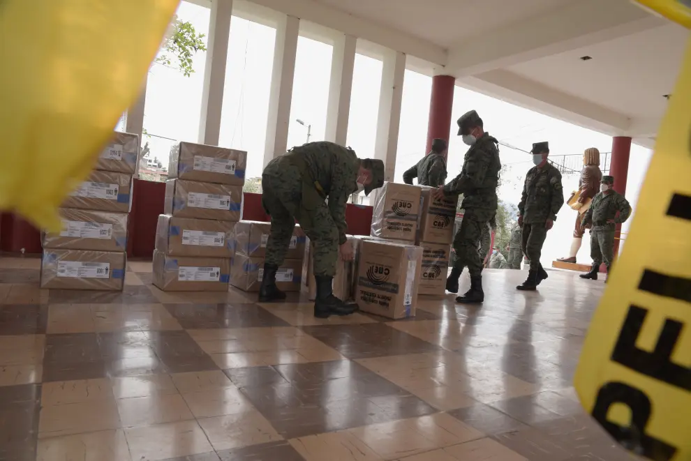 Soldiers carry electoral material at a polling station ahead of Ecuador's presidential election on February 7, in Quito, February 6, 2021.  REUTERS/Johanna Alarcon NO RESALES. NO ARCHIVES[[[REUTERS VOCENTO]]] ECUADOR-ELECTION/