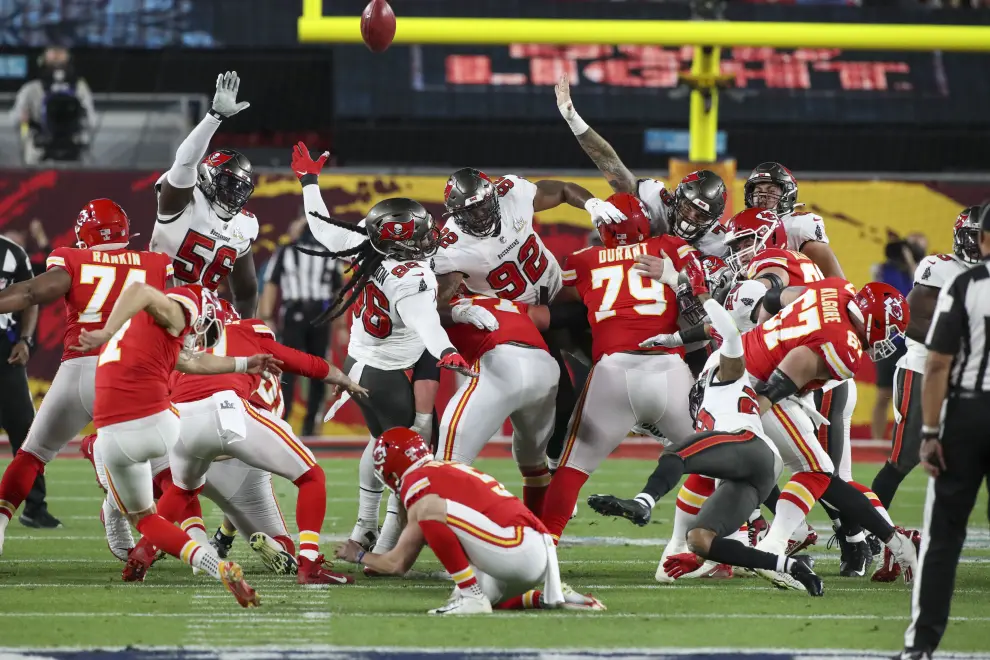 07 February 2021, US, Tampa: Tampa Bay Buccaneers quarterback Tom Brady celebrates after winning the NFL Super Bowl 2021 football match against Kansas City Chiefs at Raymond James Stadium. Photo: Stephen M. Dowell/TNS via ZUMA Wire/dpa..Stephen M. Dowell/TNS via ZUMA W / DPA..07/02/2021 ONLY FOR USE IN SPAIN[[[EP]]] 07 February 2021, US, Tampa: Tampa Bay Buccaneers quarterback Tom Brady celebrates after winning the NFL Super Bowl 2021 football match against Kansas City Chiefs at Raymond James Stadium. Photo: Stephen M. Dowell/TNS via ZUMA Wire/dpa