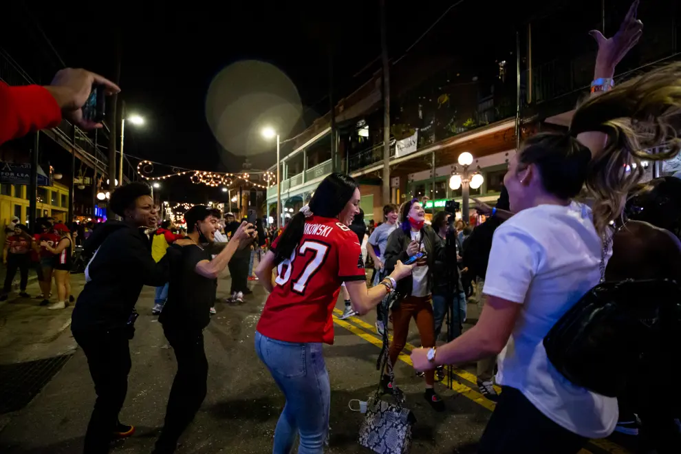 Feb 7, 2021; Tampa, Florida, USA;  Fans celebrate in the streets of Ybor City in Tampa, FL after the Tampa Bay Buccaneers beat the Kansas City Chiefs in Super Bowl LV.  Mandatory Credit: Mary Holt-USA TODAY Sports[[[REUTERS VOCENTO]]] FOOTBALL-NFL/