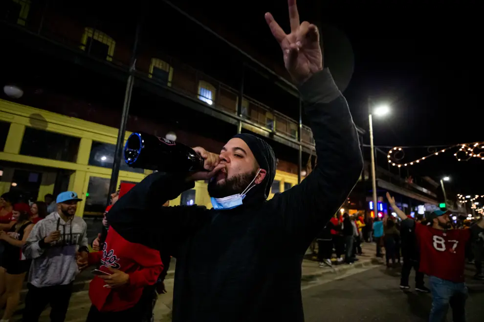 Feb 7, 2021; Tampa, Florida, USA;  Fans celebrate in the streets of Ybor City in Tampa, FL after the Tampa Bay Buccaneers beat the Kansas City Chiefs in Super Bowl LV.  Mandatory Credit: Mary Holt-USA TODAY Sports[[[REUTERS VOCENTO]]] FOOTBALL-NFL/