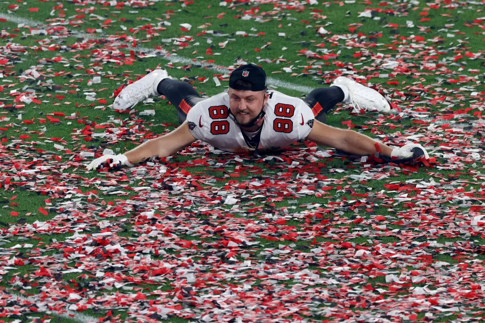 Tampa (United States), 07/02/2021.- Tampa Bay Buccaneers tight end Rob Gronkowski celebrates after the Buccaneers defeated the Kansas City Chiefs to win the National Football League Super Bowl LV at Raymond James Stadium in Tampa, Florida, USA, 07 February 2021. (Estados Unidos) EFE/EPA/ERIK S. LESSER Super Bowl LV