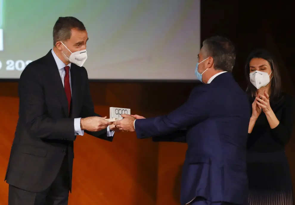 Carlos Alsina recibe el premio de la APM de manos del rey Felipe VI