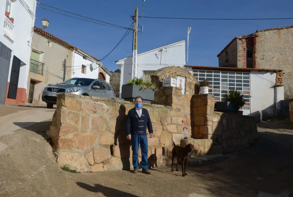 Entre semana apenas cuatro vecinos viven en Salcedillo, el pueblo más pequeño de Aragón.