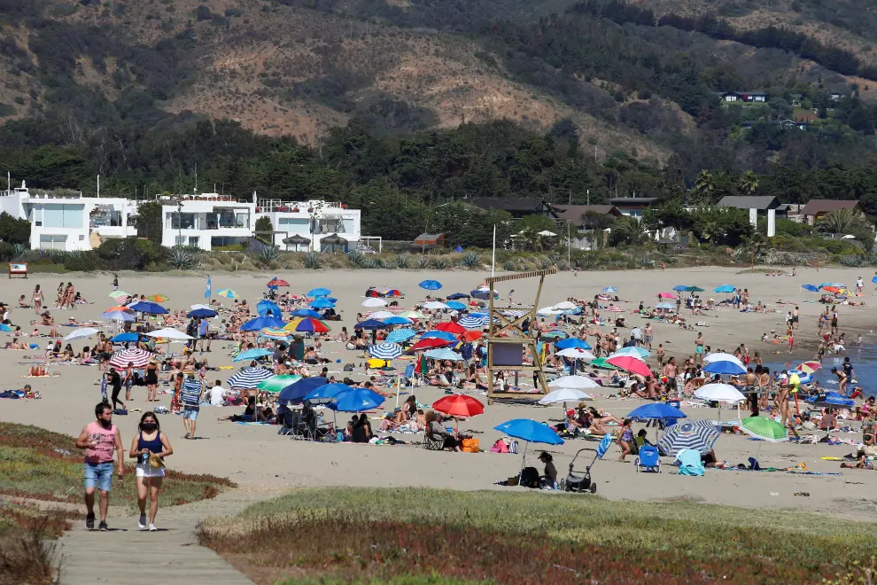 People spend the day at the Cachagua beach during the outbreak of the coronavirus disease (COVID-19) in Zapallar, Chile February 8, 2021. Picture taken February 8, 2021. REUTERS/Rodrigo Garrido[[[REUTERS VOCENTO]]] HEALTH-CORONAVIRUS/CHILE