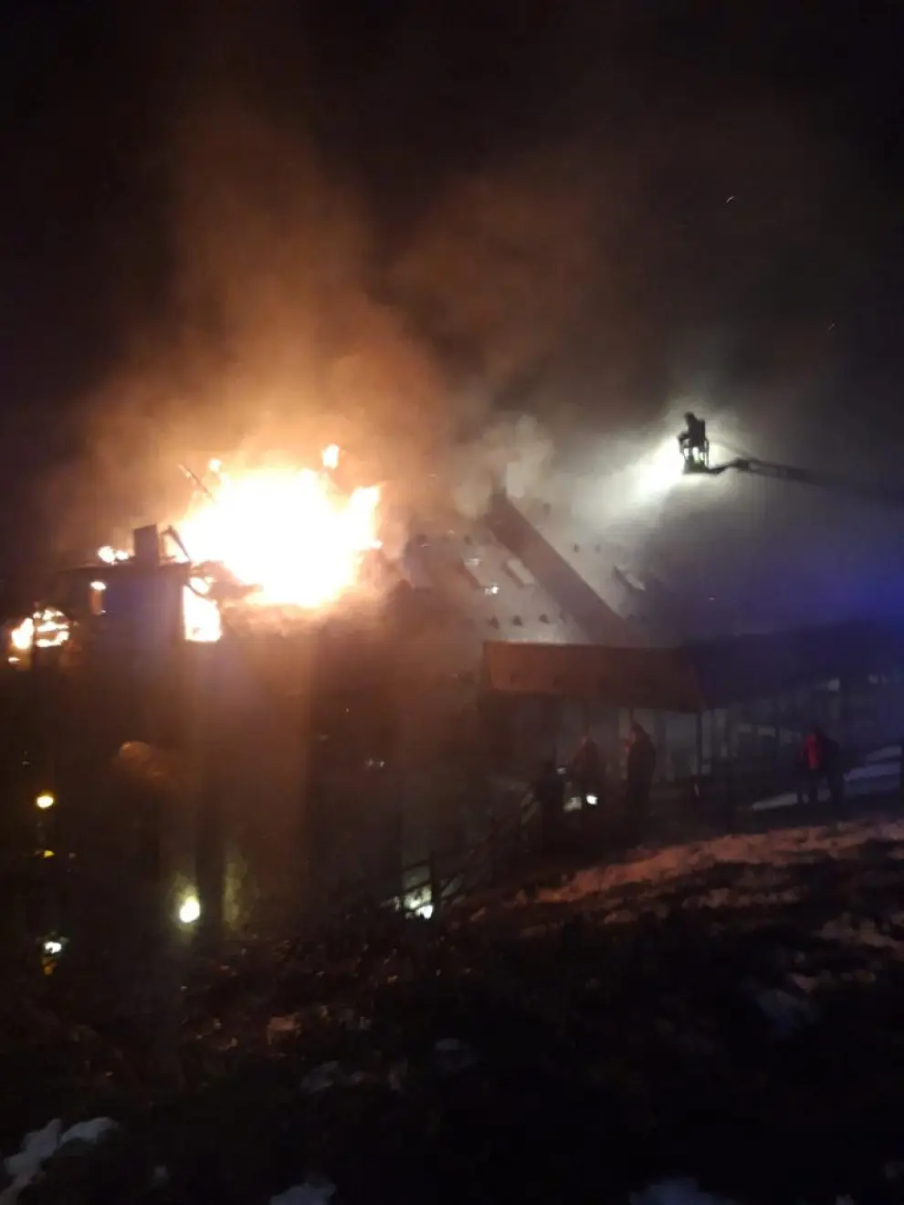 Virulento incendio en un bloque de apartamentos en Sallent de Gállego