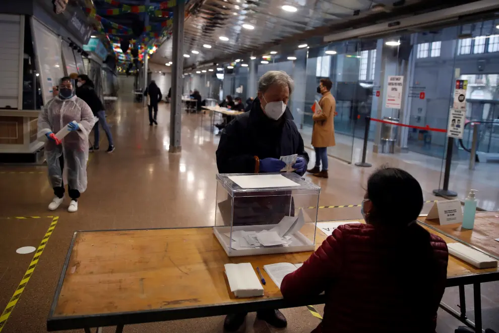 Un hombre vota en el colegio electoral situado en el Mercat del Ninot en Barcelona.