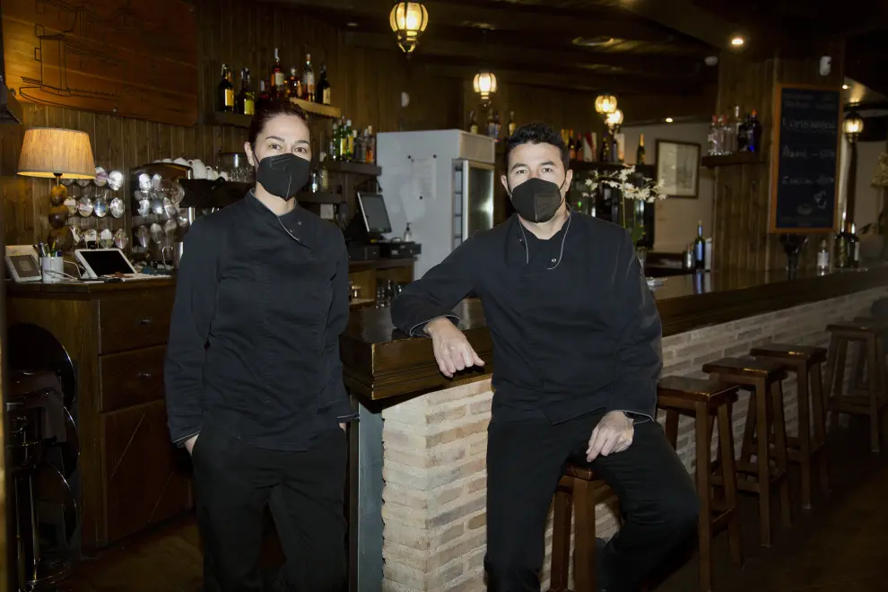 Nora Gil y Norberto Rodríguez en el interior de su establecimiento, la taberna restaurante Puerta de Terrer
