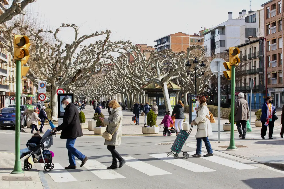 Varios peatones en el centro de Calatayud, este martes.