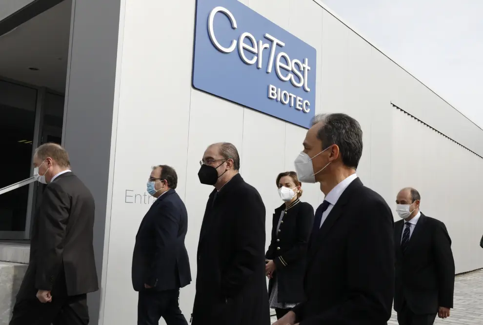Pedro Duque y Javier Lambán visitan la empresa CerTest Biotech