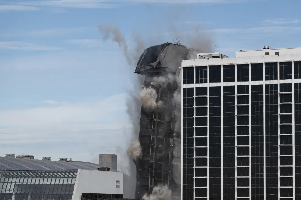 17 February 2021, US, Atlantic City: The building of Trump Plaza hotel and casino collapses during a controlled implosion. Photo: Brian Branch Price/ZUMA Wire/dpa..17/02/2021 ONLY FOR USE IN SPAIN[[[EP]]] 17 February 2021, US, Atlantic City: The building of Trump Plaza hotel and casino collapses during a controlled implosion. Photo: Brian Branch Price/ZUMA Wire/dpa