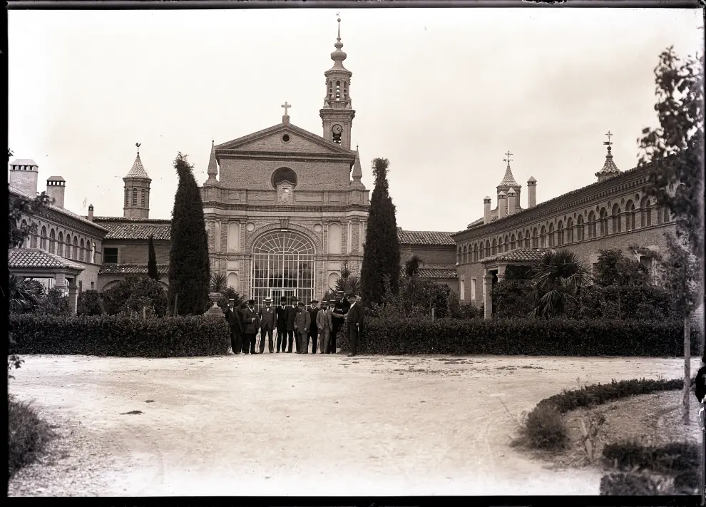 Vista de la cartuja de Aula Dei en 1916, durante la visita de unos "artistas de fama".