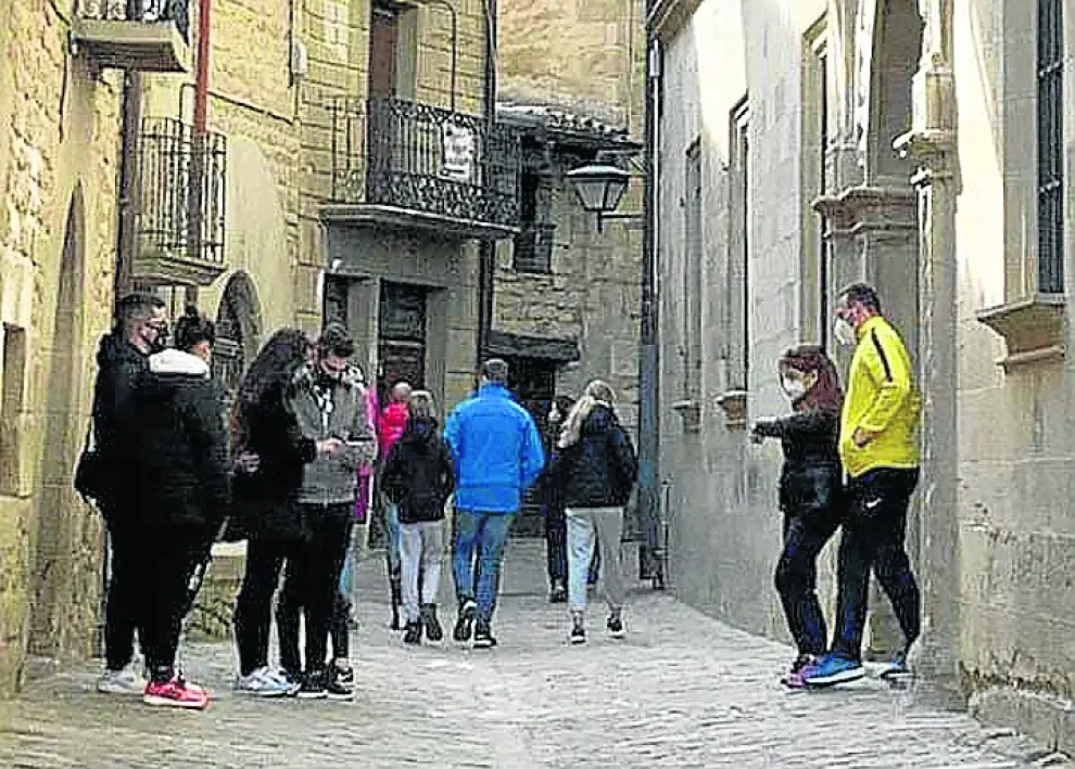 Las calles de Sos del Rey Católico han vuelto a llenarse de turistas, lo mismo que los aparcamientos del Moncayo, como este de Agramonte. empresarios de sos del rey católico.