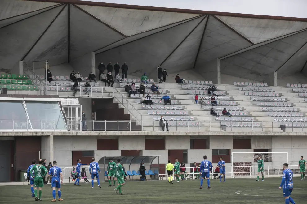 Público en el partido de fútbol entre Cuarte y Épila.