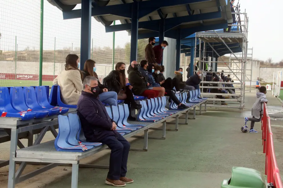 Público en el partido de Tercera División entre Huesca B y Cariñena.